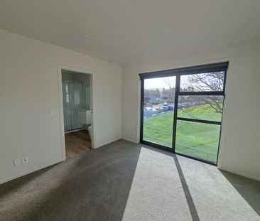 MODERN, SUNNY TOWNHOUSE IN PRIME LOCATION - Photo 6