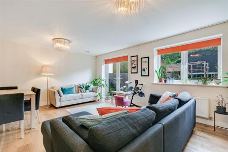 4 bedroom semi-detached house to rent - Photo 2