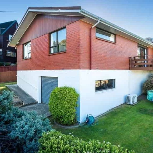 Beautiful 3BR Home in Popular Belleknowes! - Photo 1