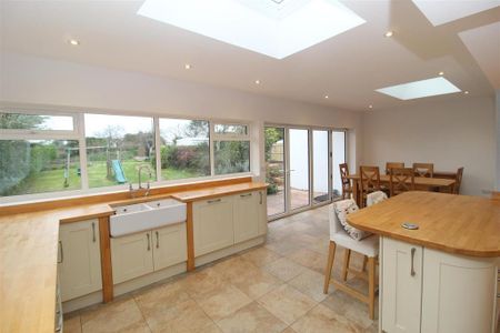4 bedroom semi-detached house to rent - Photo 3