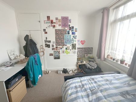 4 Bedroom Mid Terraced House - Photo 3