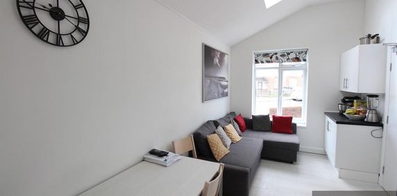 1 bedroom in a house share to rent - Photo 2