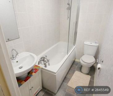 4 bedroom semi-detached house to rent - Photo 2