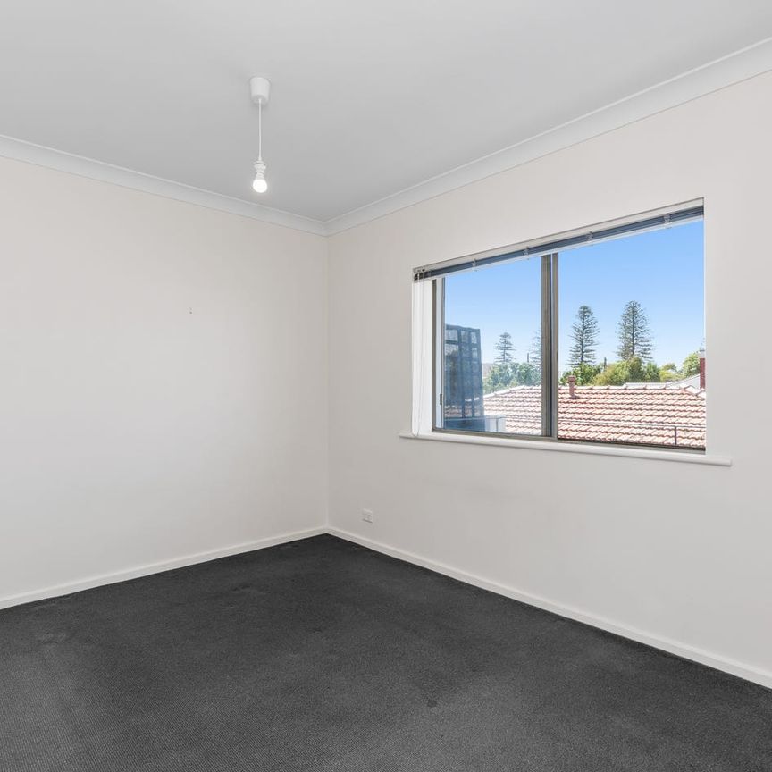 Find ease: where low-maintenance living meets beachside convenience - Photo 1