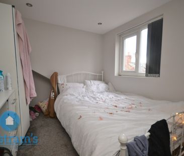 5 bed Mid Terraced House for Rent - Photo 3