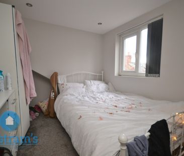 5 bed Mid Terraced House for Rent - Photo 4