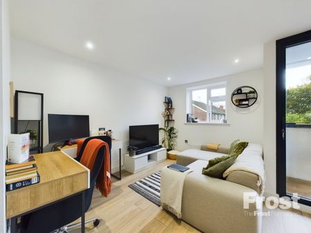 Green Street, Sunbury-on-Thames, Surrey,TW16 - Photo 2