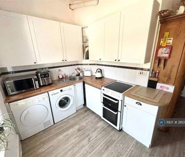 1 bedroom in a flat share to rent - Photo 3