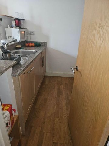 1 bedroom in a flat share to rent - Photo 5