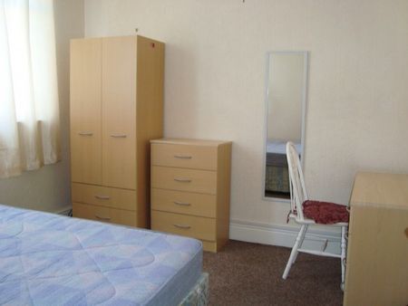 Smart 4 bed house on Hardy Street near HULL uni and shops - Photo 2