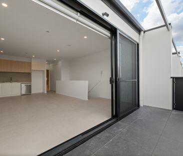 Pretty Awesome - Photo 5