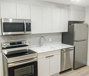 Modern Studio Unit with Private Entrance – Great Access to Downtown - Photo 3