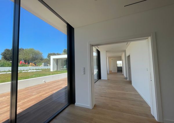 Moradia T6 de arquitetura moderna inserida no Golfe de Oeiras
