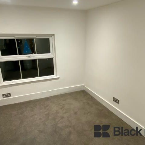 Top floor one bedroom apartment near Brixton - Photo 1