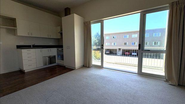 Keeping it light in Bordesley - Photo 1