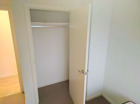 Elizabeth North - Photo 5