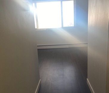 1 BDRM/1 BATH - 813 IDYLWYLD DR N - Available Now - Photo 6