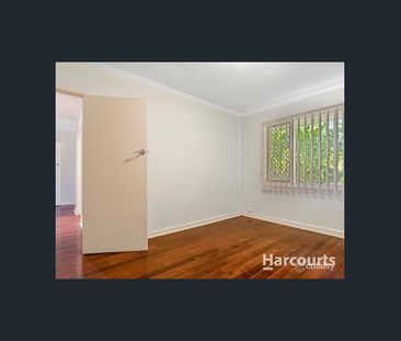 Family-friendly & Spacious Single Level Classic Home - Photo 3