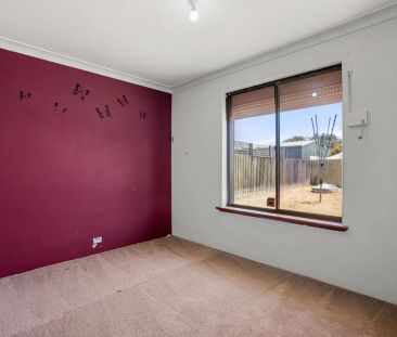 Four bedroom home with workshop, patio & side access. - Photo 4