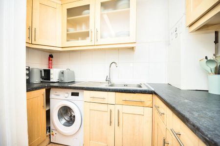 1 bedroom in a flat share to rent - Photo 5