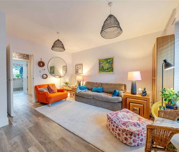 A beautifully presented two-bedroom home with parking. - Photo 1