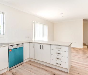 Modern & Light-Filled Contemporary Living - Photo 6