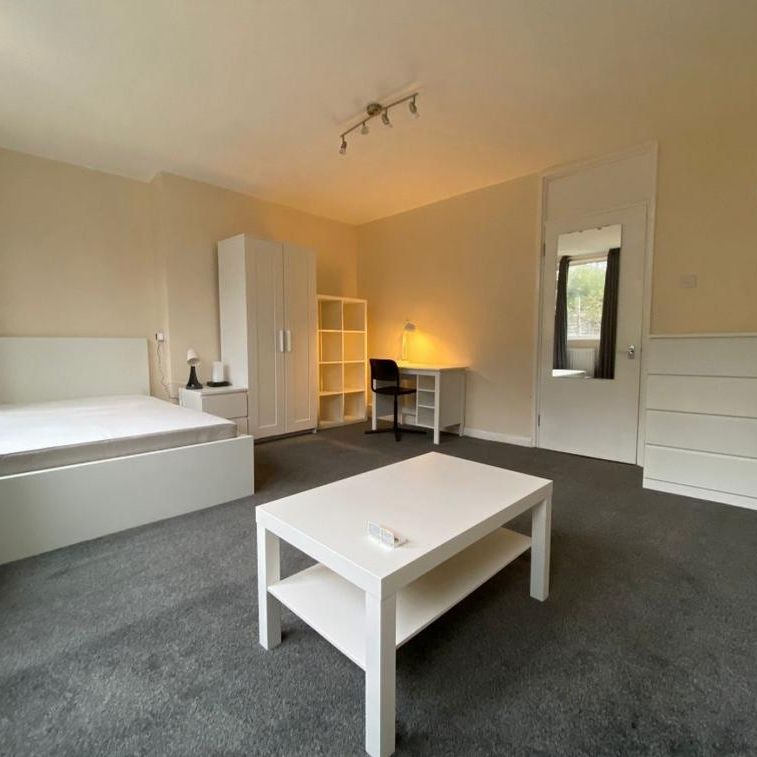 4 bedroom flat share to rent - Photo 1