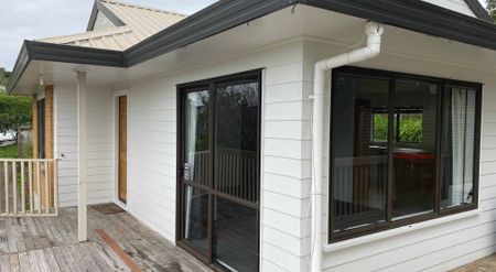 Fresh, Modern & Fully Fenced - West Harbour Gem - Photo 5