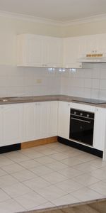 Spacious 2 bedroom apartment conveniently located close to transport - Photo 3