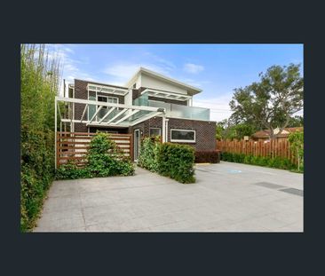 Stylish Studio Apartment with Separate Bedroom & Large Courtyard - Photo 2