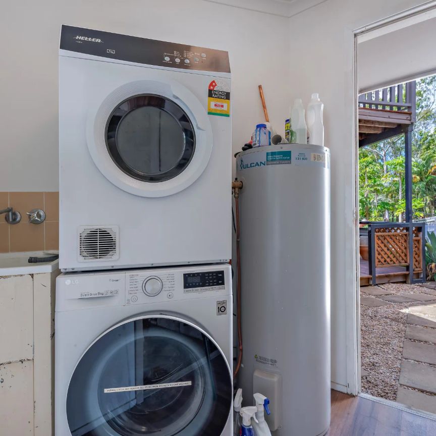 Renovated Townhouse with Lounge Suite & Whitegoods Included! - Photo 1