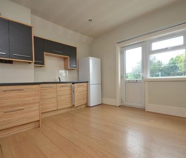 2 bedroom flat - Photo 2