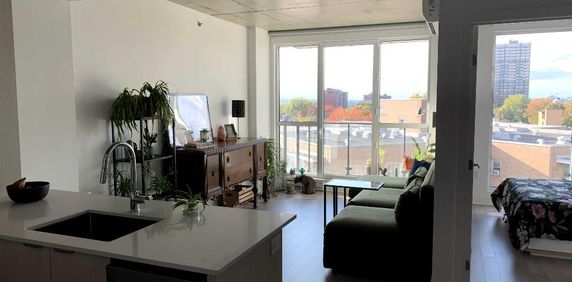 Libre immédiatement Condo 3 1/2 avec chambre fermée dans NDG. Très propre et lumineux. Électroménagers et eau chaude incluses. - Photo 2