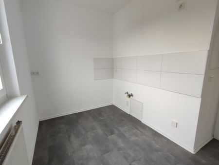 Einziehen und Wohlfühlen… Neu gefliestes Bad und Küche -3 Raumwohnung- sofort anzumieten - Foto 2