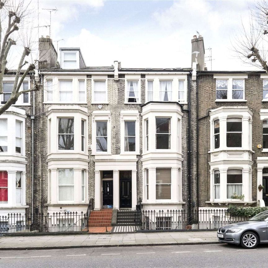 A bright and contemporary apartment to rent positioned on the raised ground floor of a period conversion. - Photo 1