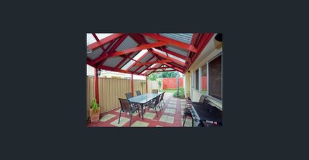 3 Bedroom 1 Bathroom House in Bedford - Photo 3