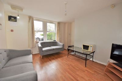 3 bedroom Flat in Hollybank, Leeds - Photo 1
