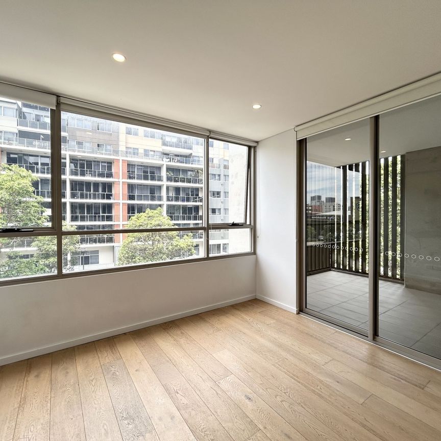 Rosebery | Modern 2-Bedroom Apartment in Prime Location - Photo 1