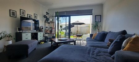 Charming 2BR Townhouse in Waiwhetu - Photo 2