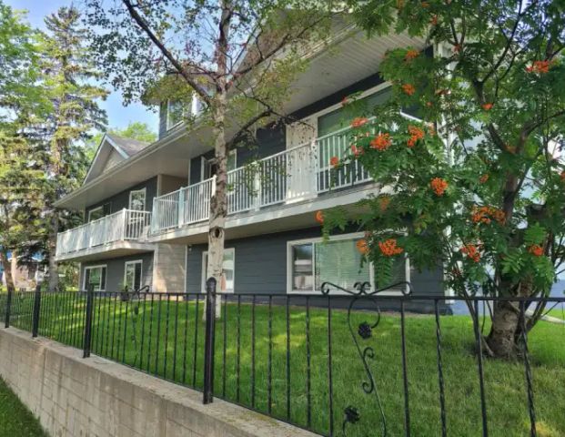 Beautiful renovated 3 bed unit (fourplex) w/huge windows. Avail October 1 2025. | 7920 101 Avenue Northwest, Edmonton - Photo 1