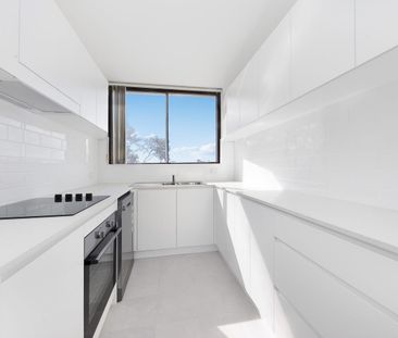Modern North Facing Apartment With District Views - Photo 3