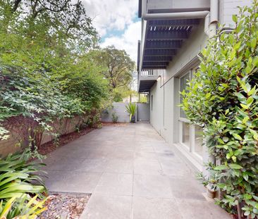 Spacious North Melbourne Townhouse in a Prime Location - Photo 5