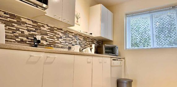 Spacieux et lumineux 3½ + bureau fermé. Terrasse plein soleil. À 5 min à pied du village et des Outlets de St-Sauveur des Monts. - Photo 2