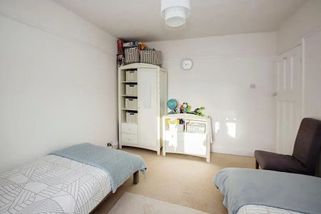3 Bed Terraced House, Dereham Road, IG11 - Photo 2