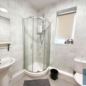 1 bedroom in a house share to rent - Photo 3