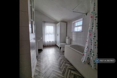2 bedroom end of terrace house to rent - Photo 3