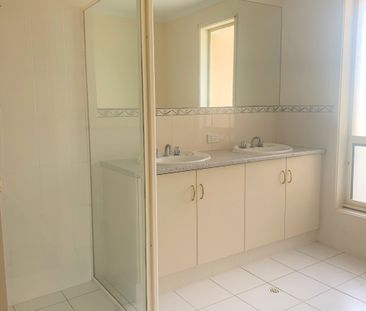 Stunning Large 4 Bedroom Family Home - Photo 4