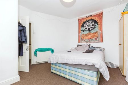 4 bedroom end of terrace house to rent - Photo 4