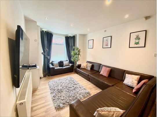 8 bedroom house to rent - Photo 1