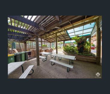 Stylish and Spacious – Renovated Townhouse for Lease - Photo 1